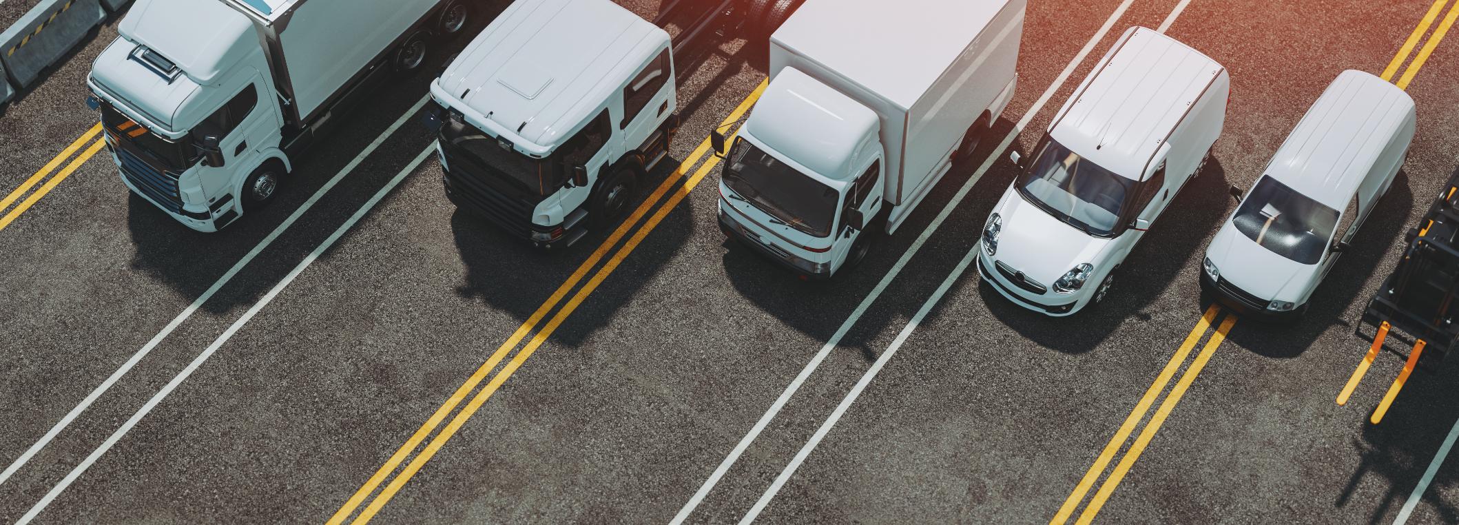 Varebiler og lastebiler på vei